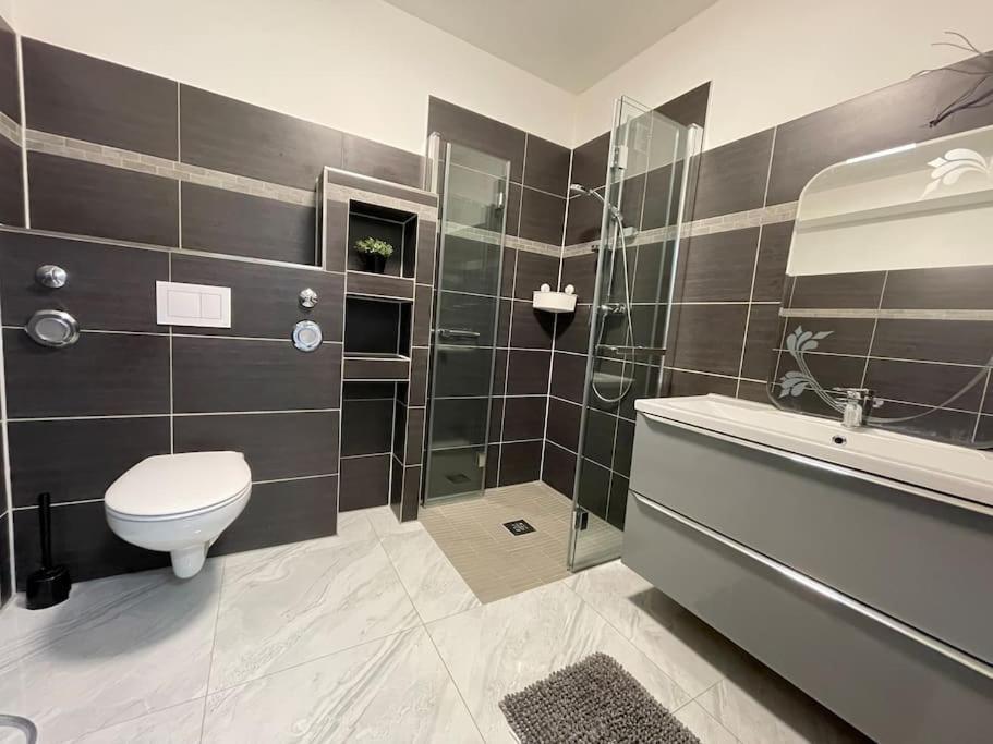 Fully Equipped Apartment 3 Rooms 5 Bed Hamburg-Harburg Buitenkant foto